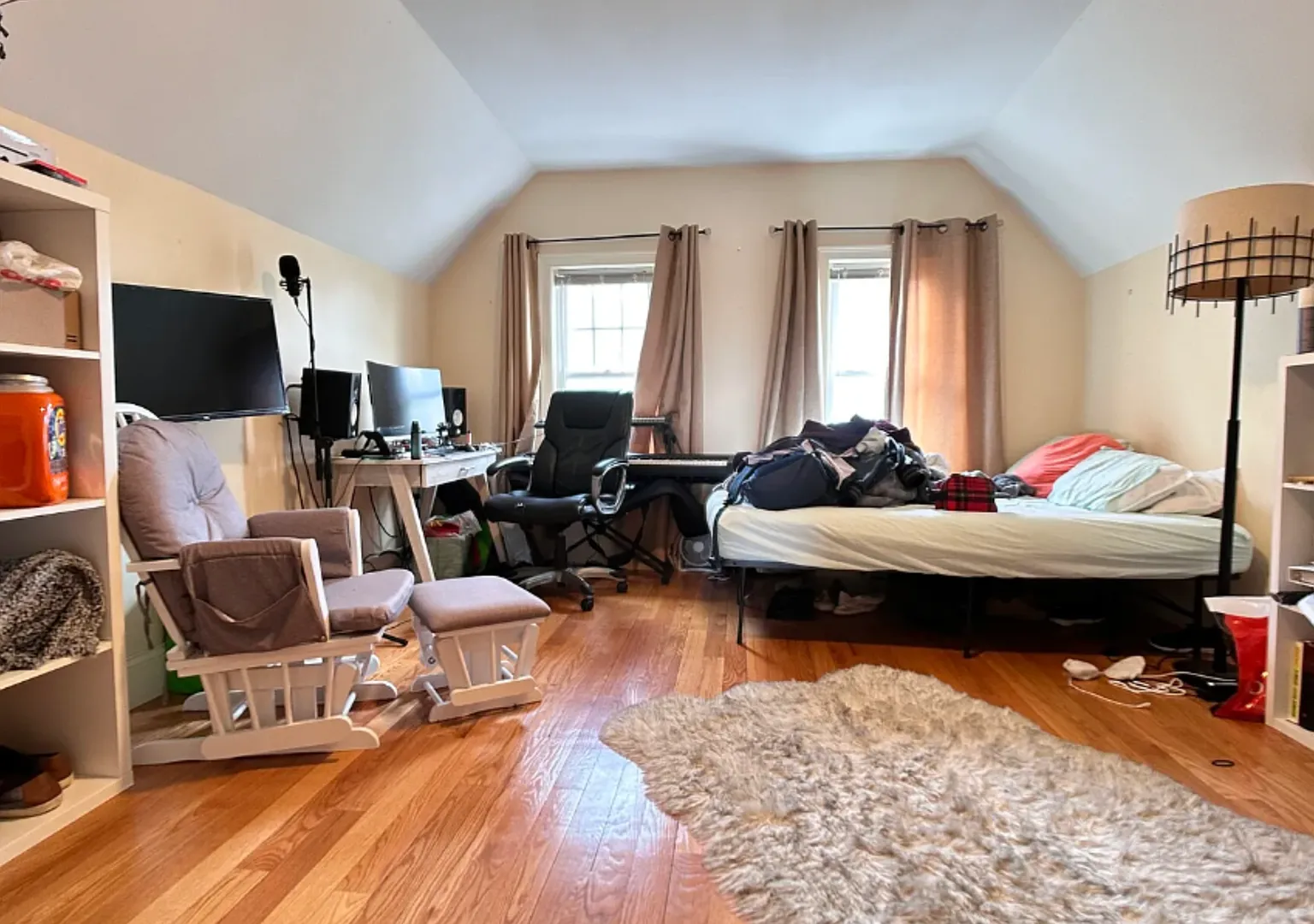 Nice 4.5 bedroom, 2 full bathroom apartment on a beautiful residential street in Brighton, availa... — Photo 1