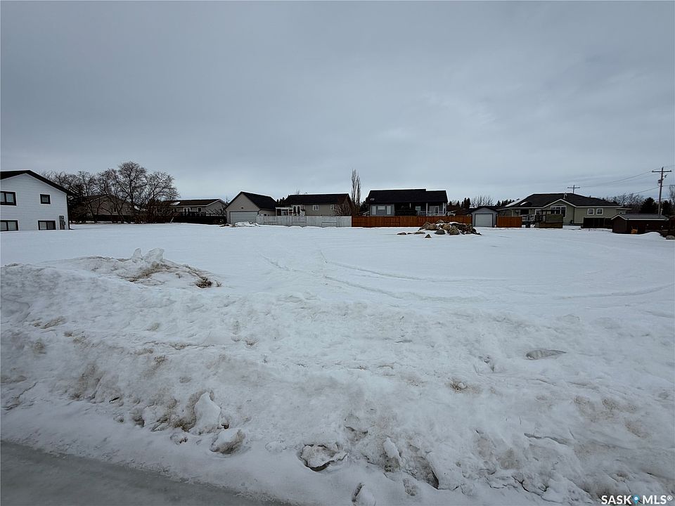 2nd image of 207 Willow Crescent