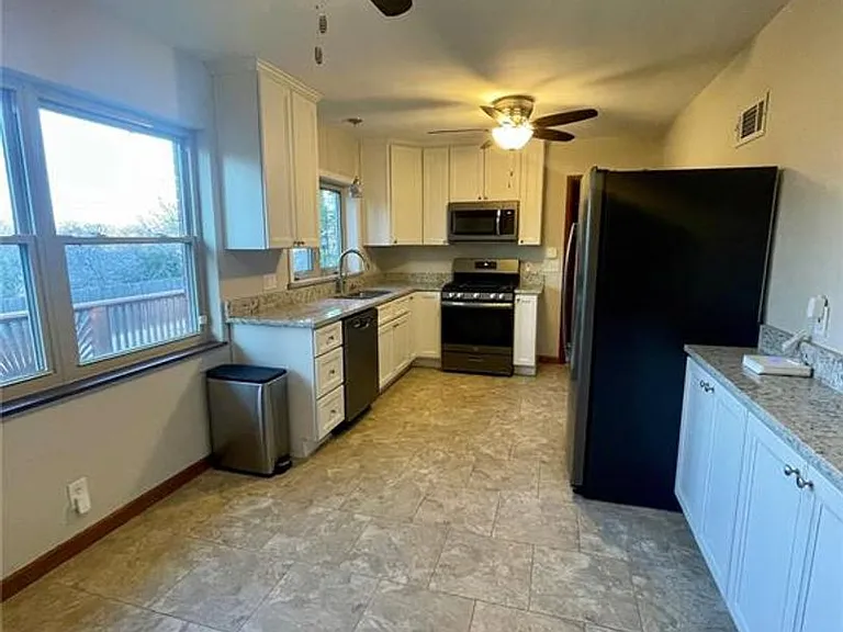 8501 Grantshire Ln — Photo 6