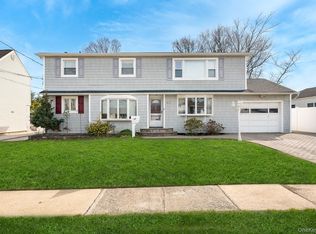 30 Poplar Ave, Farmingdale, NY 11735