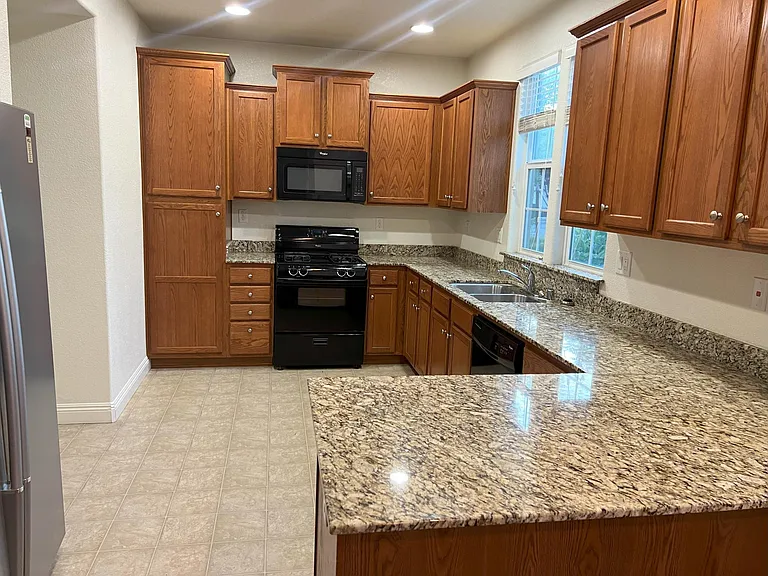906 Bullion Ln — Photo 6
