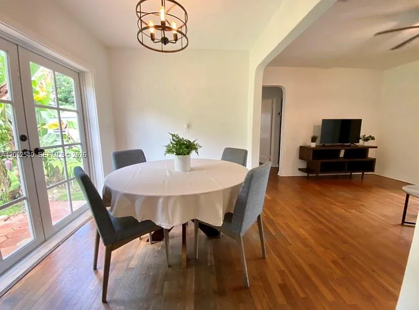 3 bed, 1078 sqft, $4,050 — Photo 3