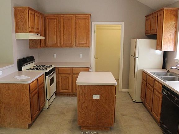 4th image of 402 Princeton Cir
