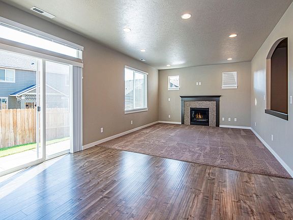 3rd image of 746 N Roundhouse Ct