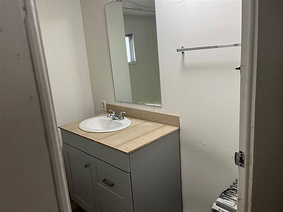 4th image of 104 1st St #A