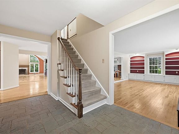 4th image of 1480 Redfern Dr