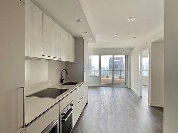 4th image of 609 Sherbourne St #3810