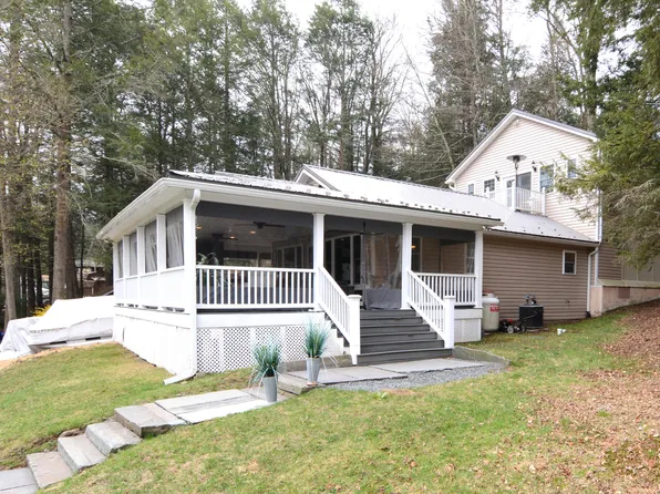 132 River Rd, Greentown, PA 18426