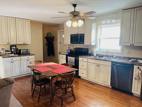 5th image of 1076 Pepper Dr