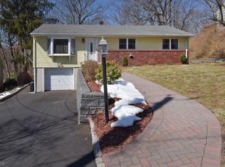 61 Calumet Ave, Oakland, NJ 07436