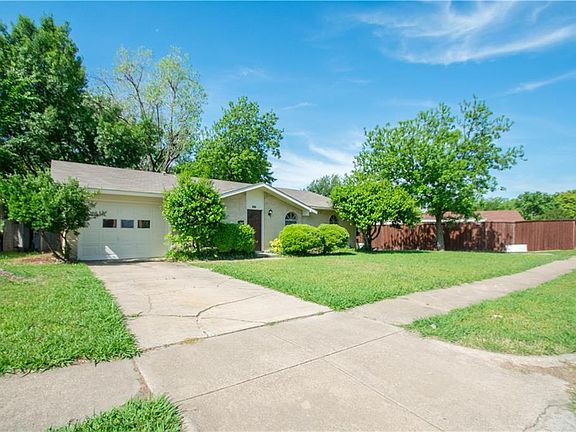 2nd image of 3805 Cambridge Dr