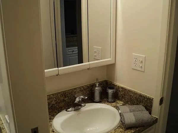 Del Monico Apartments — Photo 6