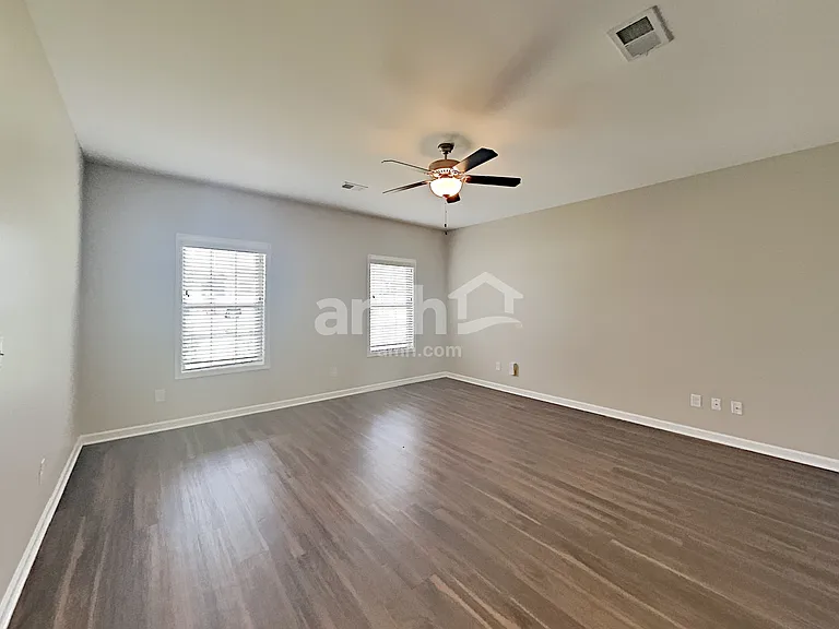 913 Beverly Ct — Photo 4