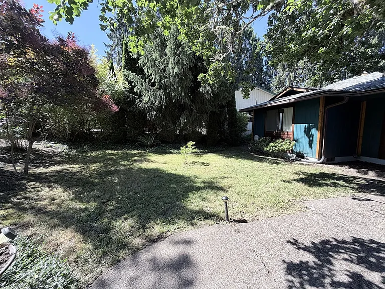 2525 Crestview Dr S — Photo 2