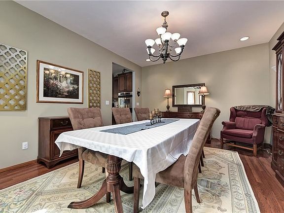5th image of 320 Crestwood Dr