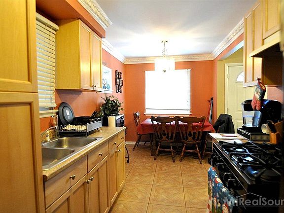 5th image of 127 W Tennyson Ave