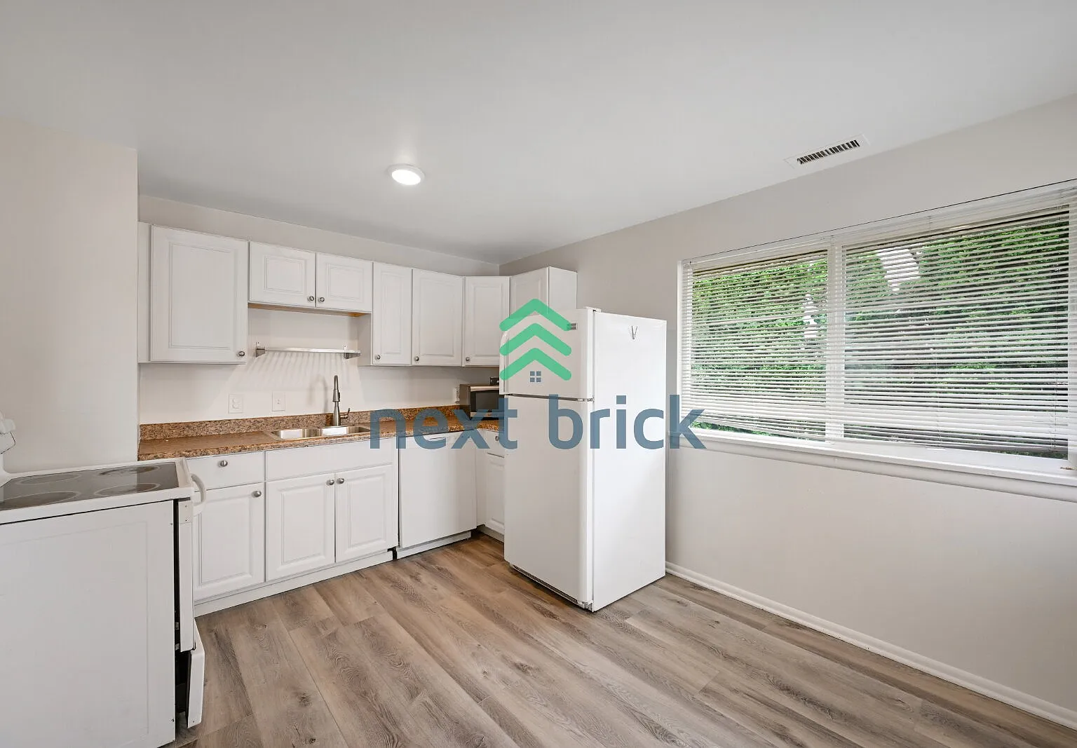 "Charming 2-Bed Home in Seattle's Heart Cozy 750 Sq Ft Gem!" — Photo 4