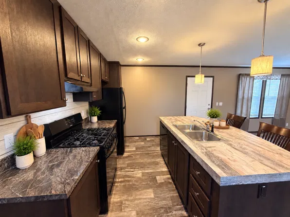 831 N Pontiac Trl #91-16, Walled Lake, MI 48390