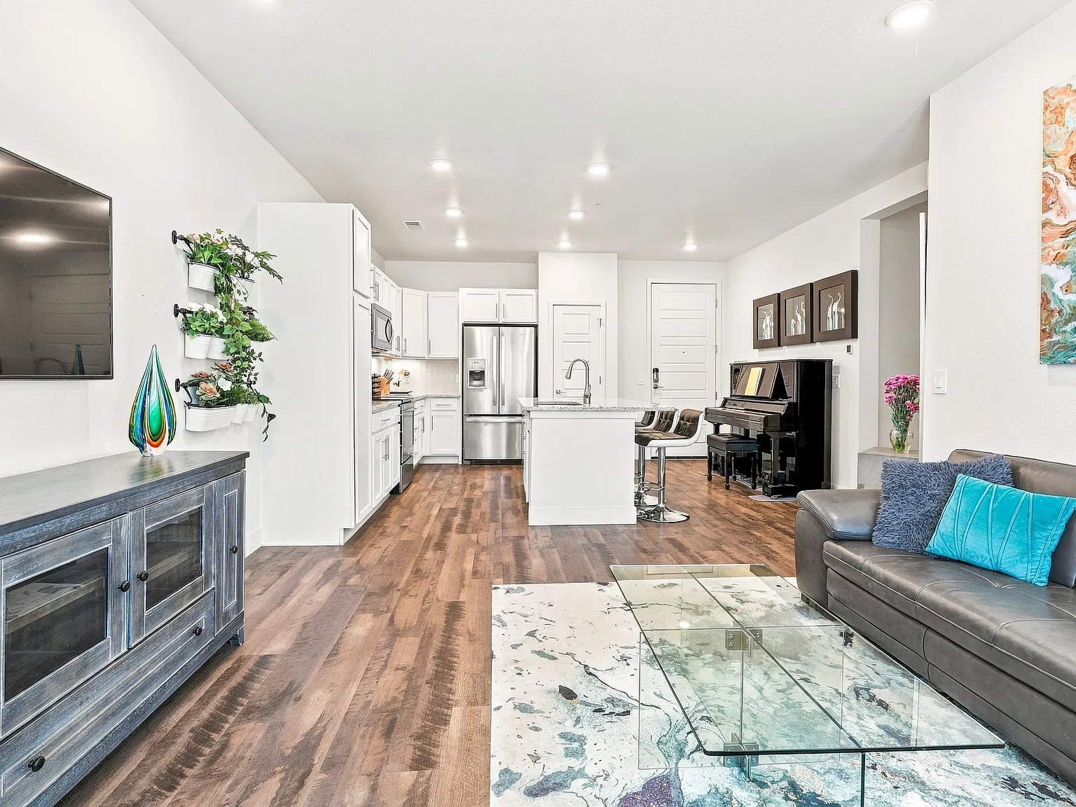 2 bed, 1180 sqft, $2,095 — Photo 2