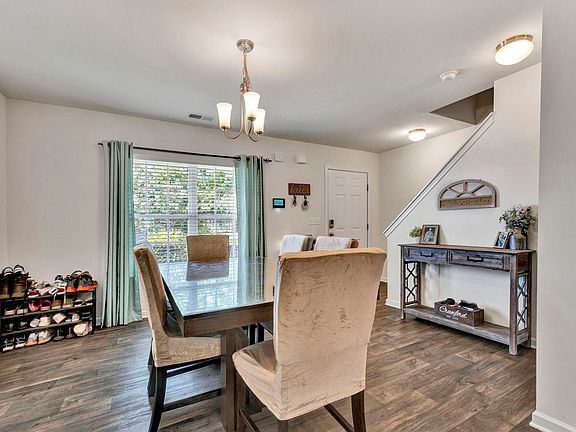 5th image of 402 Cadendale Pl