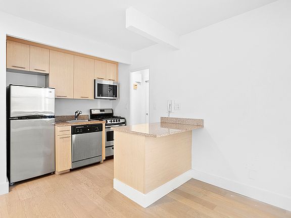 4th image of 630 Lenox Ave APT 17b