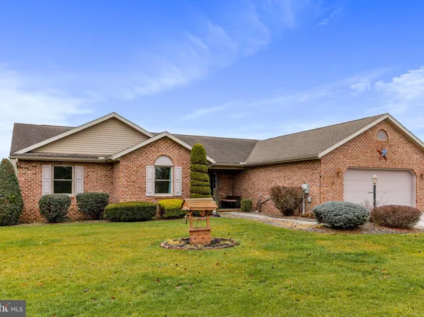 56 Parkwood Dr, Greencastle, PA 17225