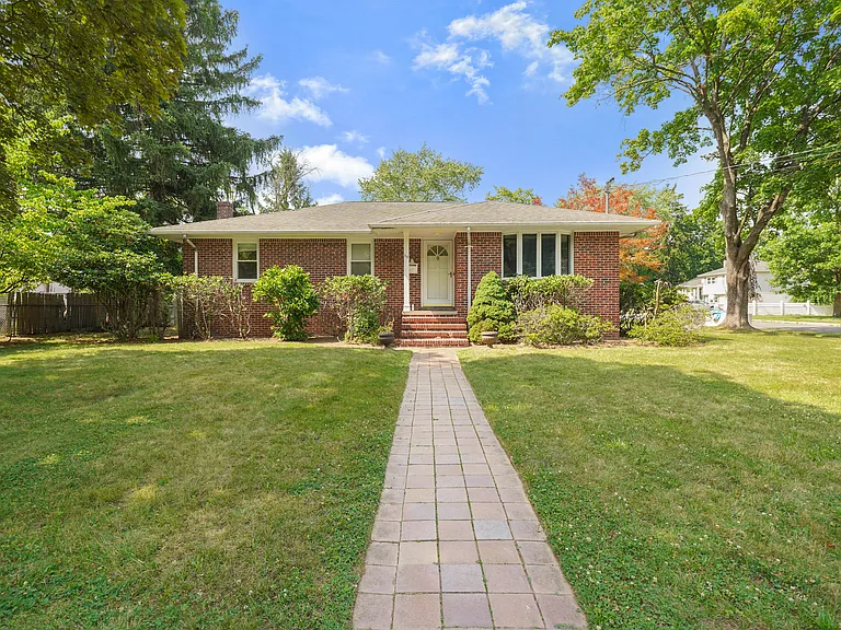 38 Carlson Ct — Photo 1