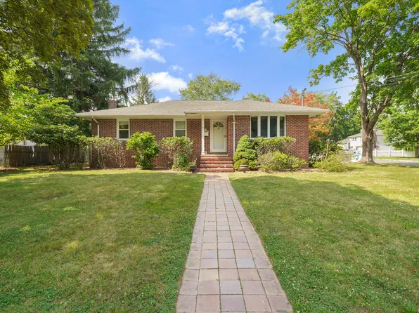 38 Carlson Ct, Closter, NJ 07624