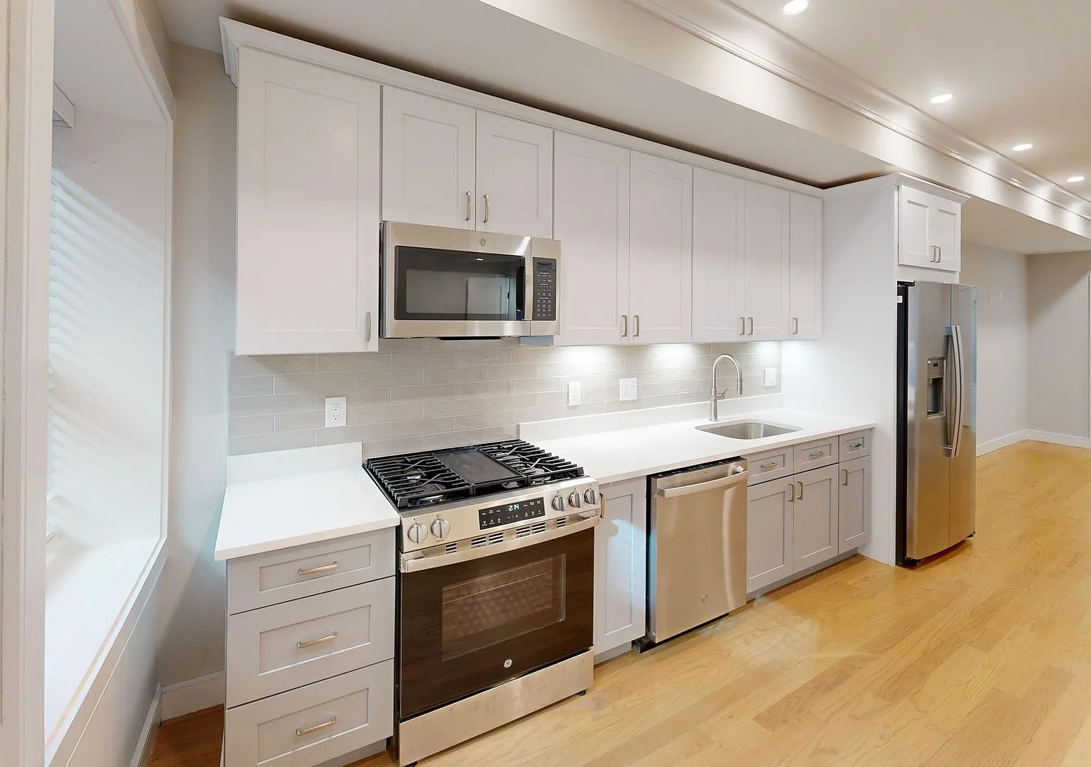 luxure Unit in Theater District, No Brokers Fee, In-Unit Washer and Dryer, High-End Kitchen Appli... — Photo 1