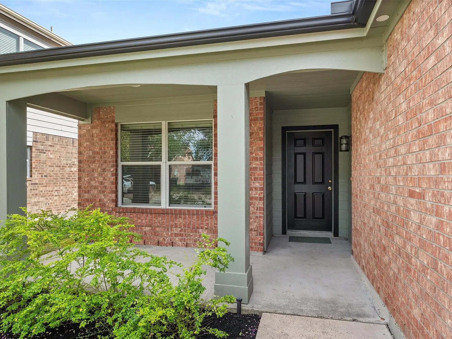 3 bed, 2.0 bath, 1490 sqft, $2,200 — Photo 2
