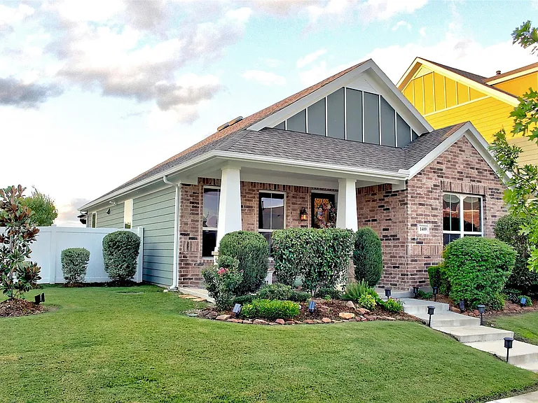1409 Ellis Ln — Photo 3