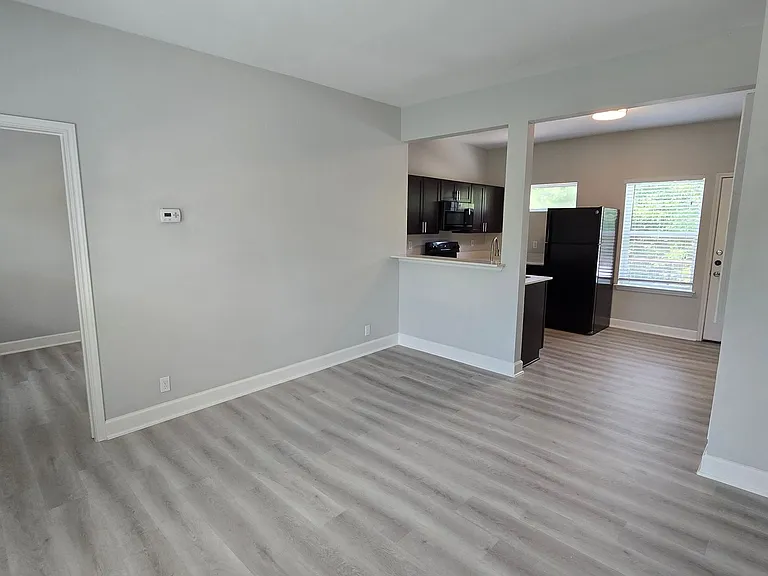 503 W Kings Hwy — Photo 12