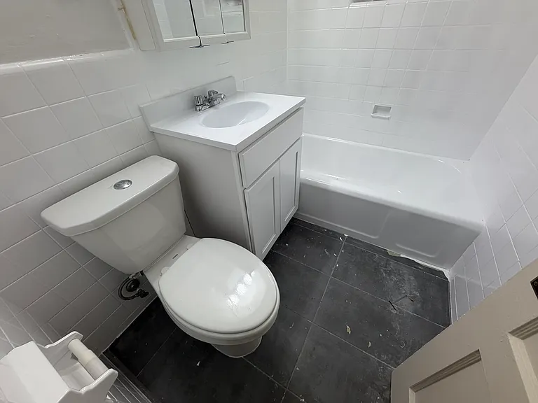 71st Cres — Photo 6