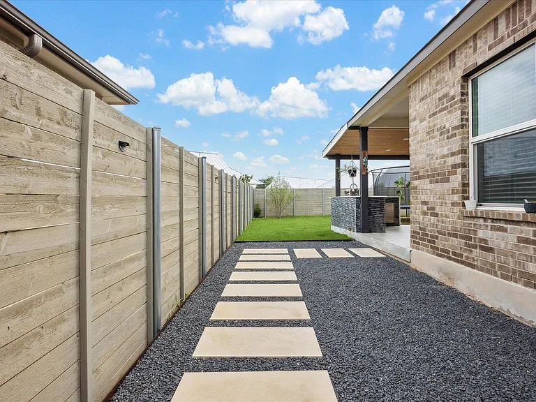 700 Legends Ln — Photo 31