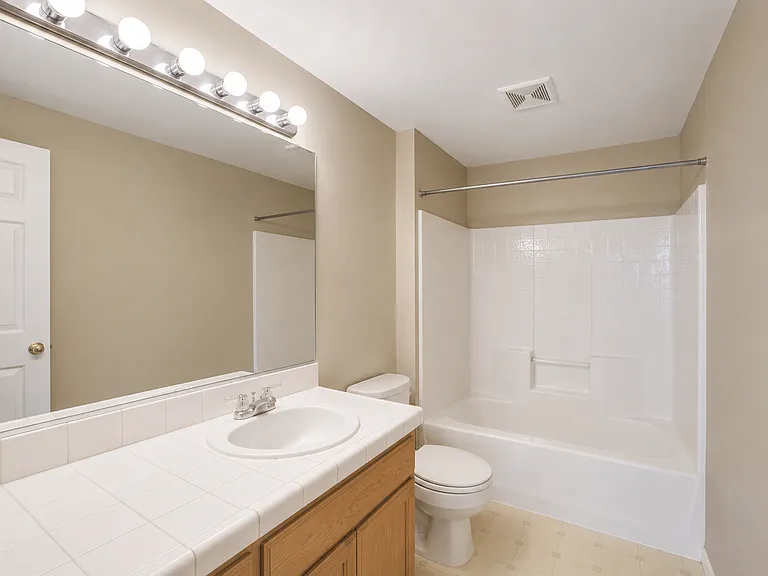 924 Glengrove Ave — Photo 7