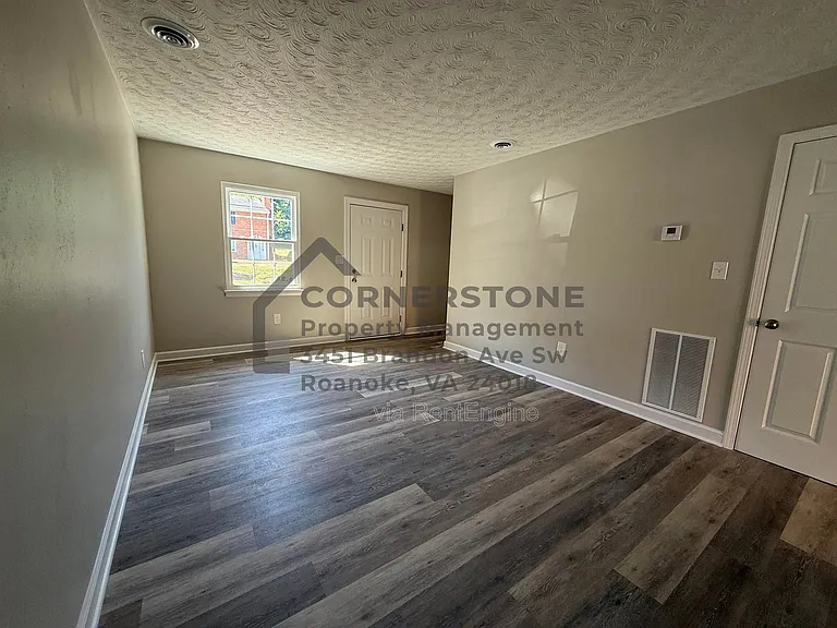 1902 Yeager Ave NE #4 — Photo 4