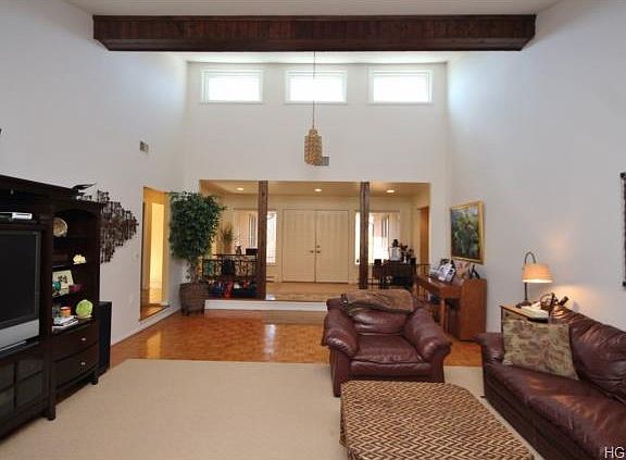 3rd image of 102 Robin Hood Ln