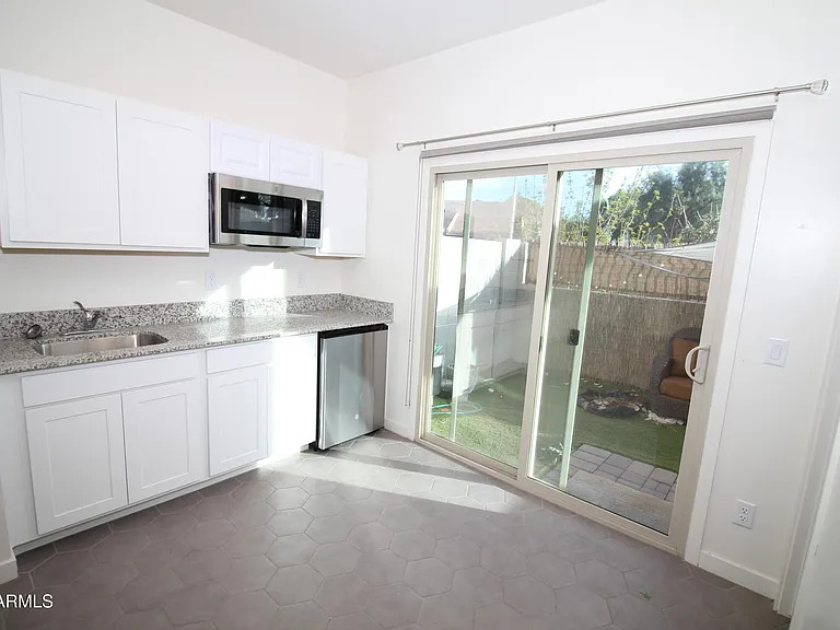 2215 W Harmont Dr — Photo 6