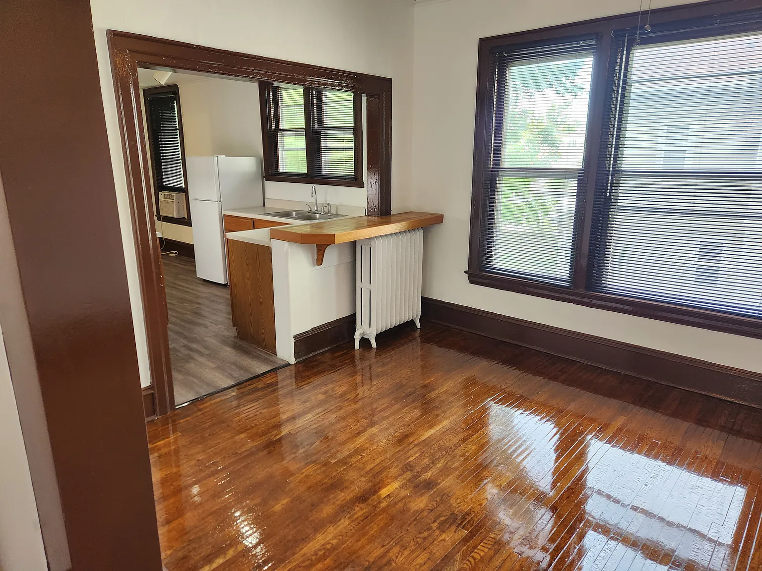 607 E Washington St — Photo 2