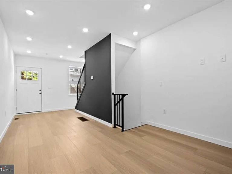 2215 N Mutter St — Photo 5