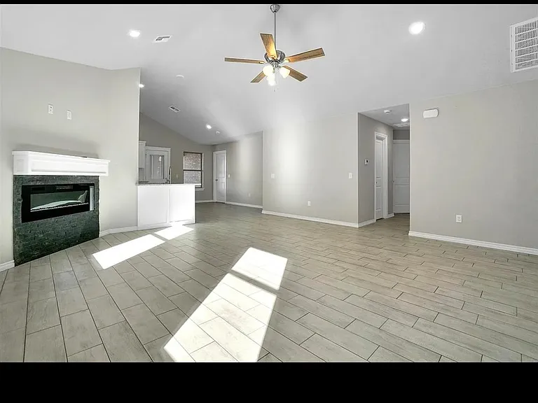 2043 SW 45th St — Photo 2