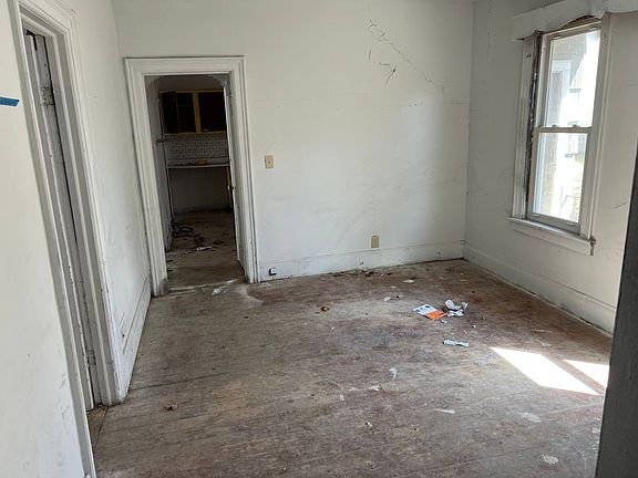 4th image of 102 Rosewood St