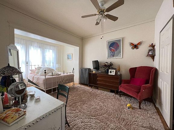 2nd image of 1320 W Montrose Ave