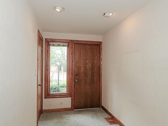 3rd image of 218 N Lincoln Ln
