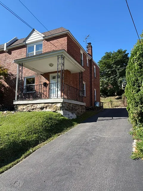 3 bed, 1240 sqft, $2,300 — Photo 2