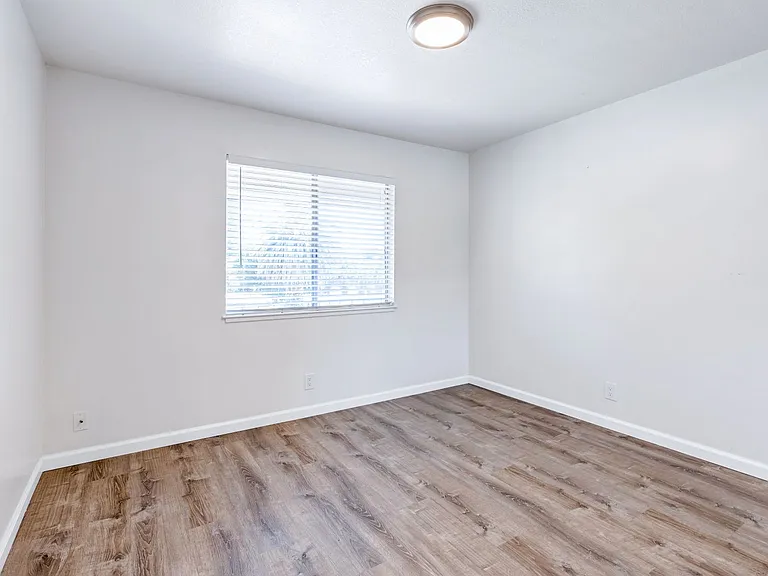 931-939 Golden Gate Drive — Photo 13