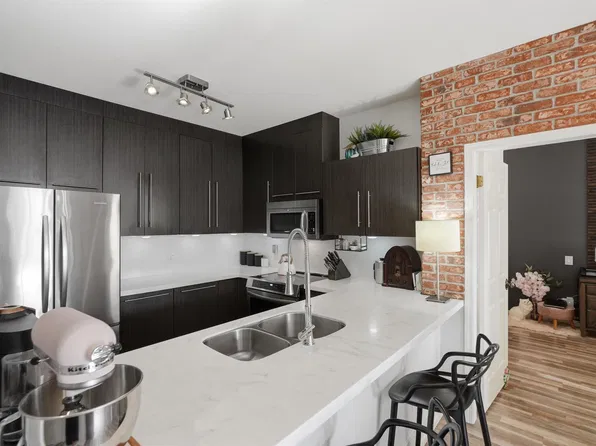 83 Star Cres #317, New Westminster, BC V3M 6X8