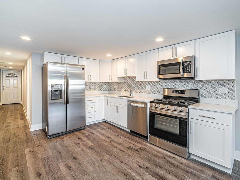 1st image of 6108 N Rockwell St #B