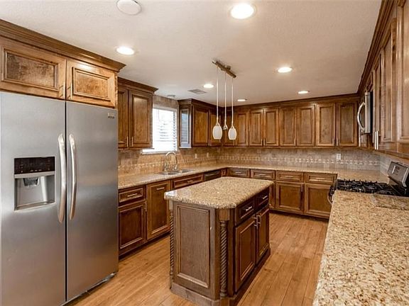 4th image of 2010 Greenbriar Colony Dr