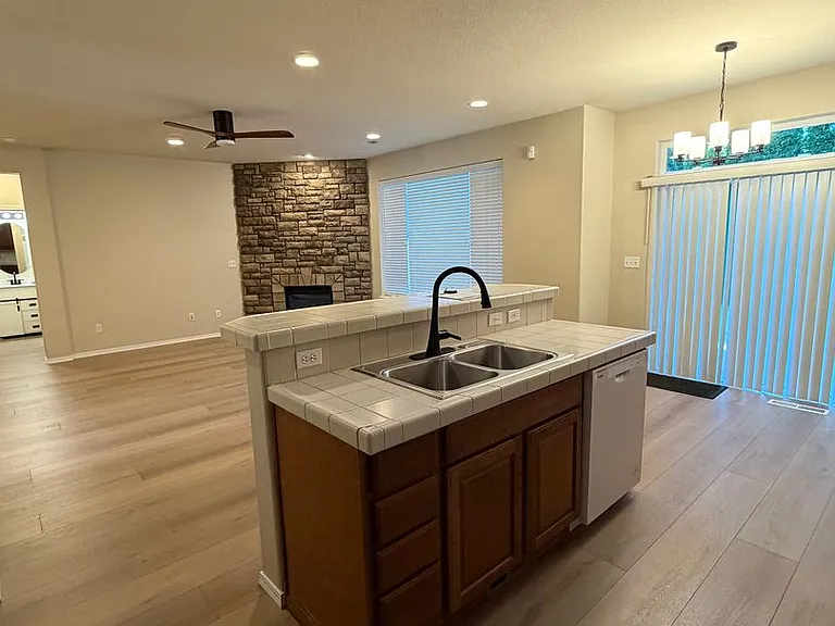 413 Roger Smith Dr — Photo 5